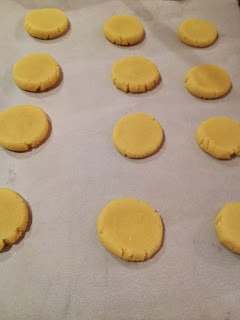 Flattened almond cookies