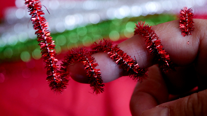 Tinsel pipe cleaners for gingerbread table wreath