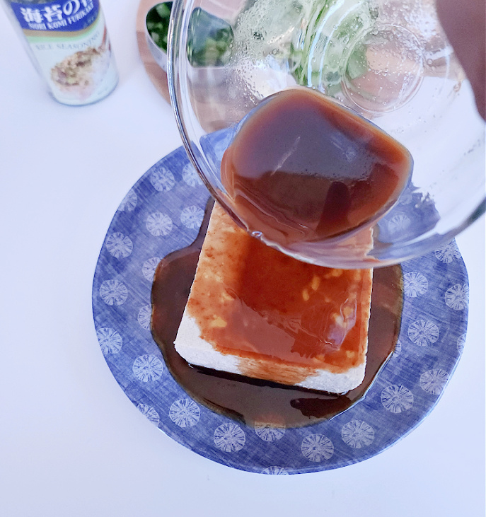 Pour Honey Sriracha sauce over the tofu

